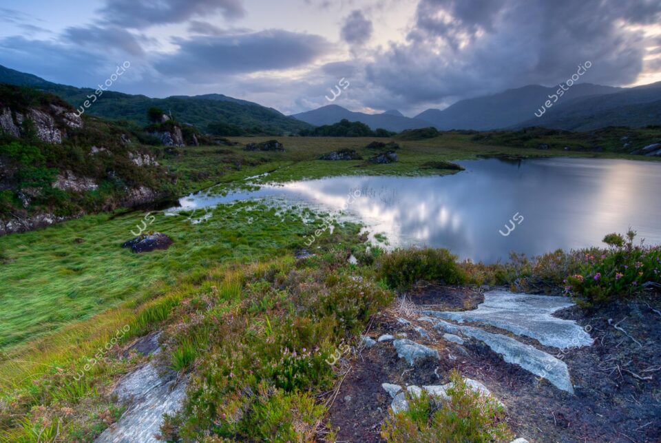 webstoodio | Zdjęcia krajobrazowe | Niebo przed zachodem słońca nad jeziorem w Parku Narodowym Killarney, Irlandia