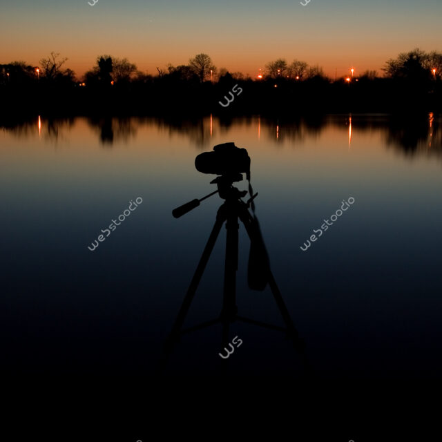 webstoodio | Technologia | Aparat fotograficzny na statywie na tle zachodu słońca