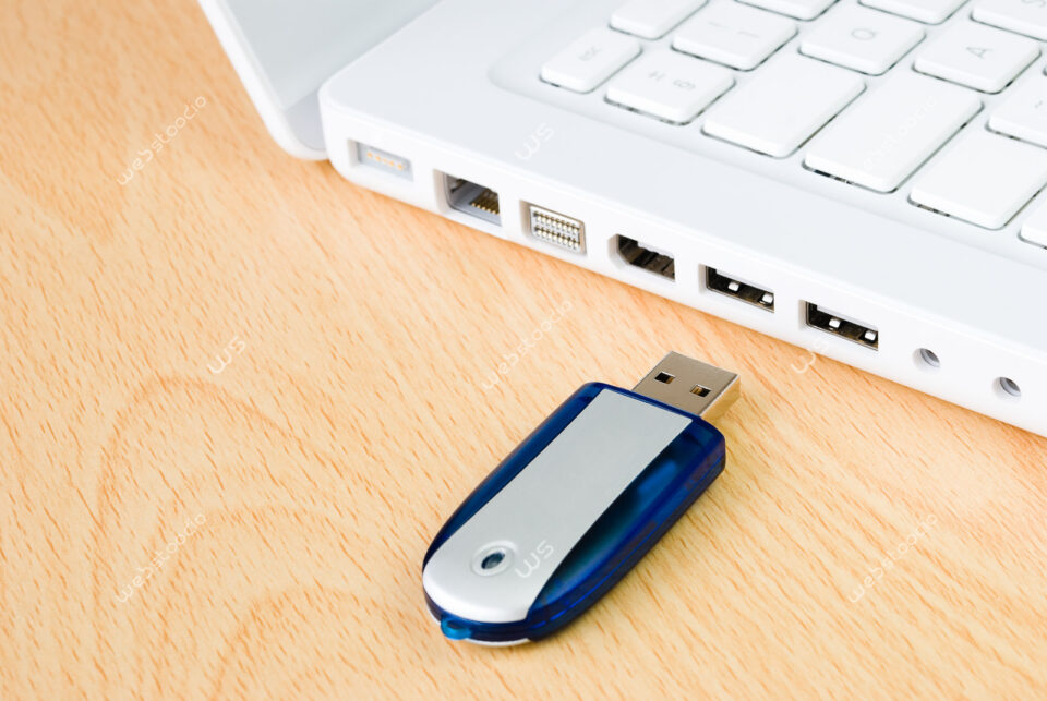 webstoodio | Technologia | MacBook z pendrive'm USB