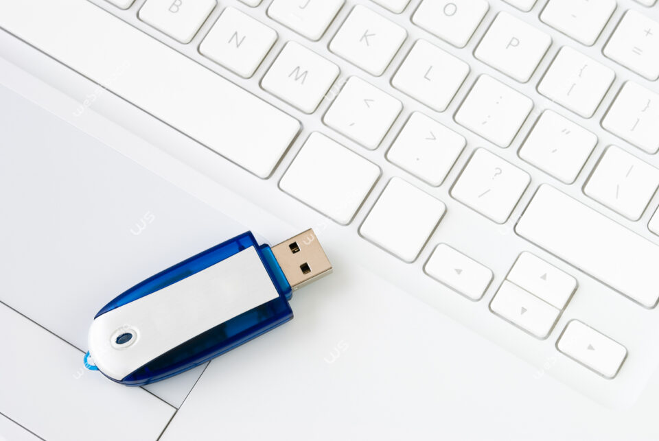 webstoodio | Technologia | Biały MacBook i pendrive USB z góry